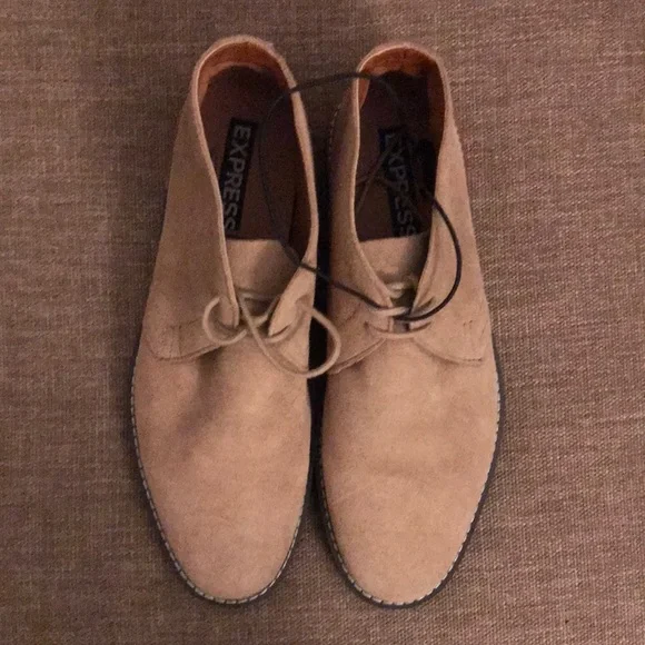 Express Genuine Suede Leather Tan Chukka Ankle Boot Lace Up Men 9.5 NWOB 55285‎ Mens Tan Suede Leather Chukka With Two Eyelets Elastic Laces  main image 3